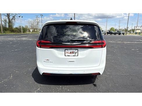 Used 2025 Chrysler Pacifica Select FWD image 6