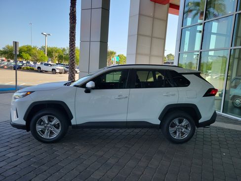 Used 2022 Toyota RAV4 XLE w/ Convenience Package image 3