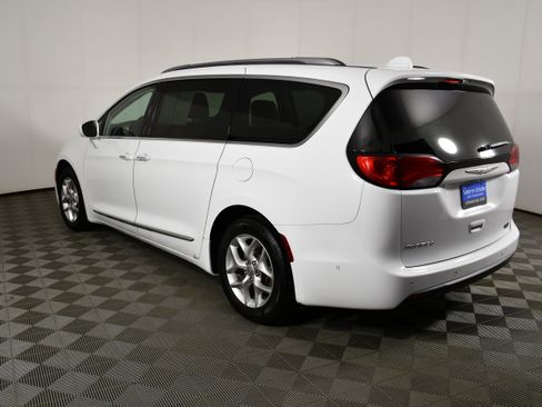 Used 2018 Chrysler Pacifica Touring-L w/ Advanced Safetytec Group FWD image 8