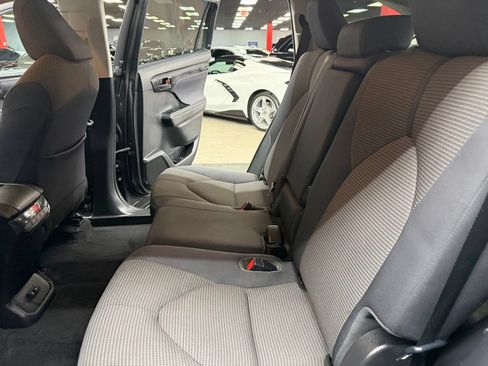 Used 2020 Toyota Highlander LE FWD image 38
