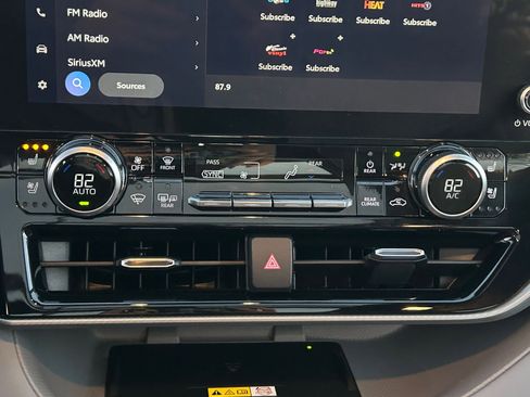 Used 2023 Toyota Highlander Platinum image 21