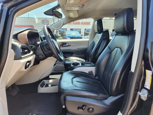 Used 2020 Chrysler Voyager Lxi image 12