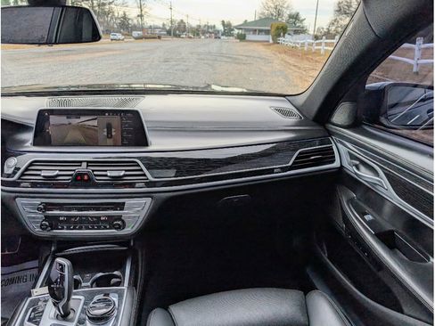 Used 2020 BMW 750i xDrive w/ Executive Package image 23