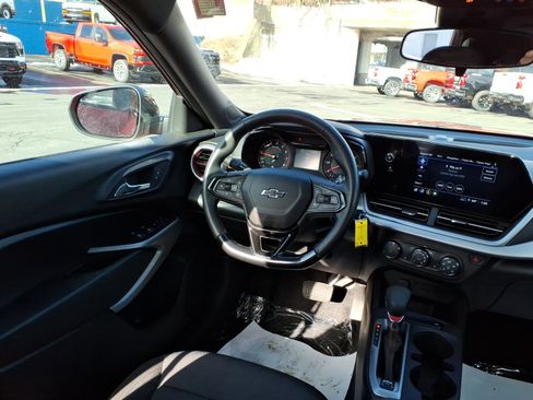 Used 2024 Chevrolet Trax RS w/ Sunroof Package image 14