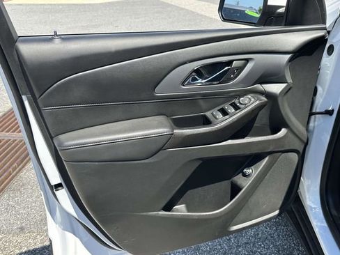 Used 2023 Chevrolet Traverse LT FWD image 16