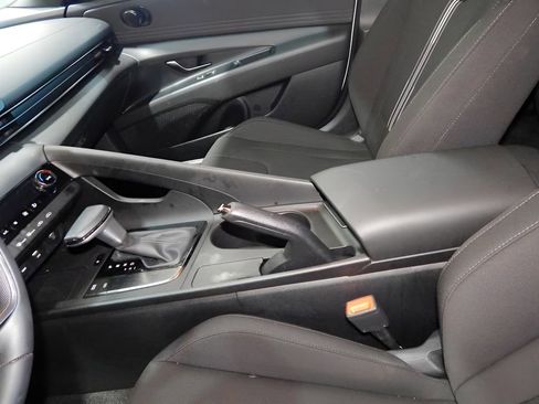 Used 2025 Hyundai Elantra SE image 13