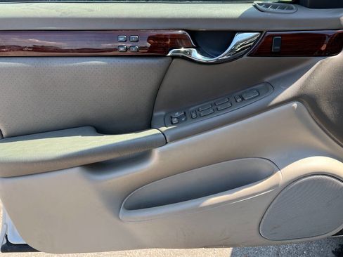 Used 2000 Cadillac De Ville DTS w/ Safety/Security Pkg image 8