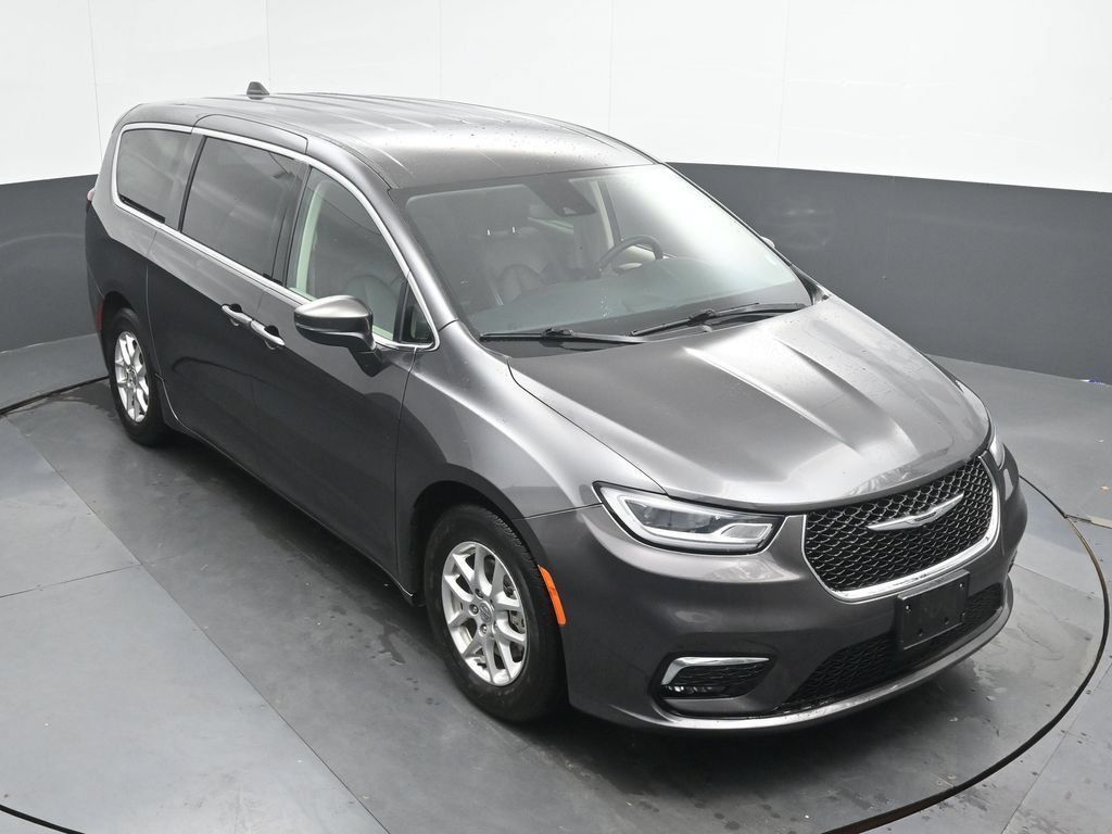 Used 2023 Chrysler Pacifica Touring-L FWD image 14
