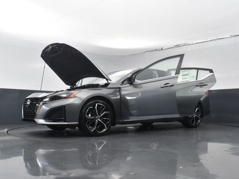 New 2025 Nissan Altima 2.5 SR image 30