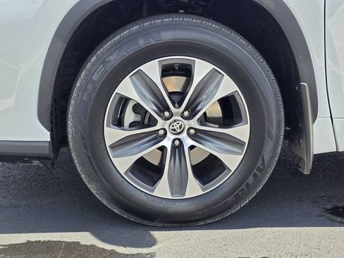 Used 2024 Toyota Highlander XLE FWD image 32