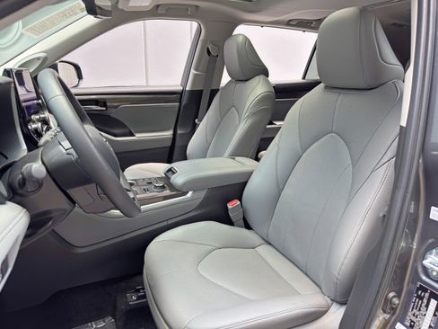 Used 2024 Toyota Highlander Limited AWD/4WD image 40