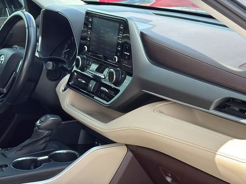 Used 2021 Toyota Highlander XLE image 31
