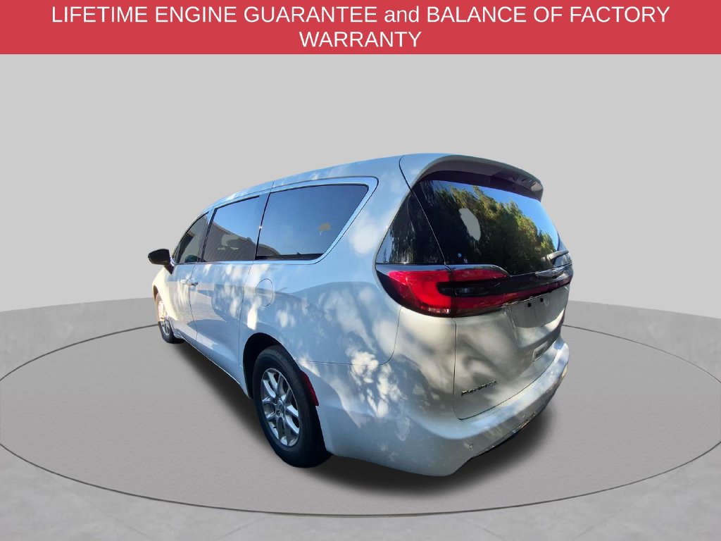 Certified 2025 Chrysler Pacifica Select FWD image 3