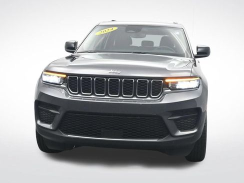 Used 2024 Jeep Grand Cherokee Laredo RWD image 2