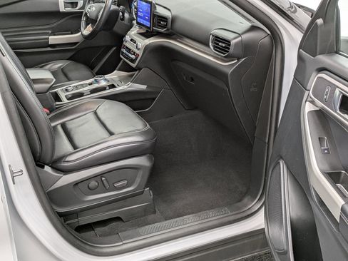 Used 2021 Ford Explorer XLT w/ Equipment Group 202A image 19