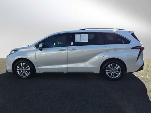 Certified 2025 Toyota Sienna Limited image 6