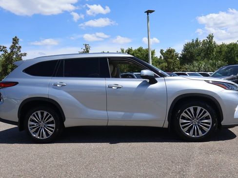 Used 2021 Toyota Highlander Platinum AWD/4WD image 10