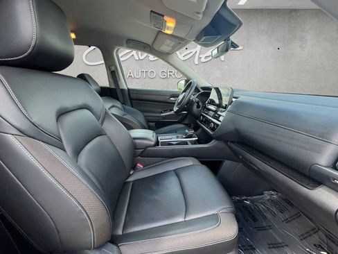 Certified 2025 Nissan Pathfinder SL FWD image 24