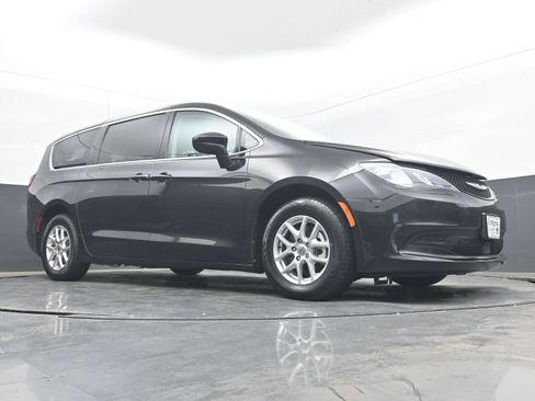 Used 2023 Chrysler Voyager LX FWD image 21