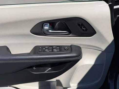 Used 2023 Chrysler Pacifica Touring-L w/ Uconnect Theater Family Group FWD image 14