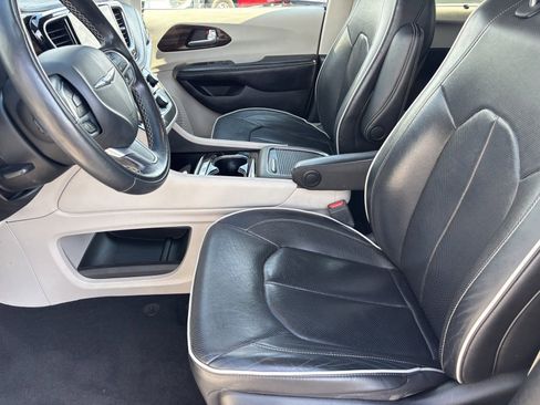 Used 2022 Chrysler Pacifica Limited image 14