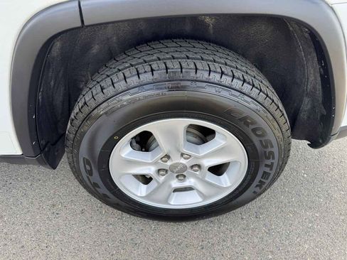 Used 2017 Jeep Grand Cherokee Laredo image 35