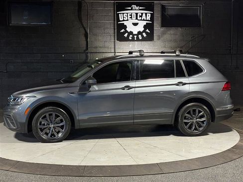 Used 2022 Volkswagen Tiguan SE image 2