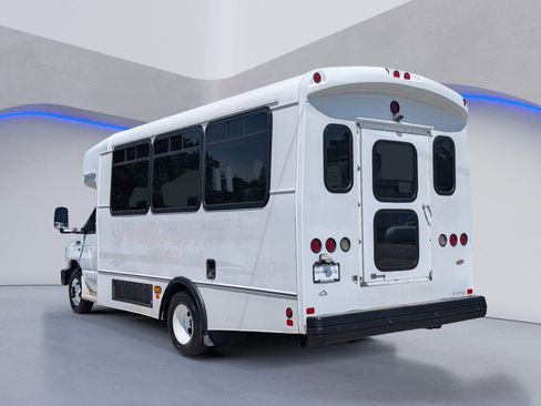 Used 2016 Ford E-450 and Econoline 450 Super Duty RWD image 3