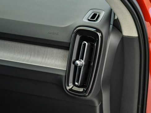 Certified 2025 Volvo XC40 B5 Ultra w/ Climate Package image 15