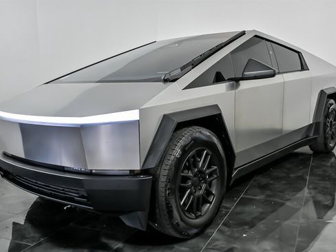 Used 2024 Tesla Cybertruck AWD Crew Cab image 5