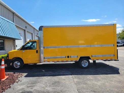 Used 2022 GMC Savana 3500 Extended w/ Power Convenience Package RWD image 2