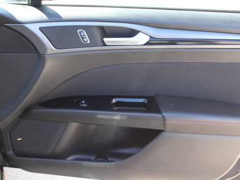 Used 2015 Ford Fusion SE w/ Equipment Group 201A FWD image 12