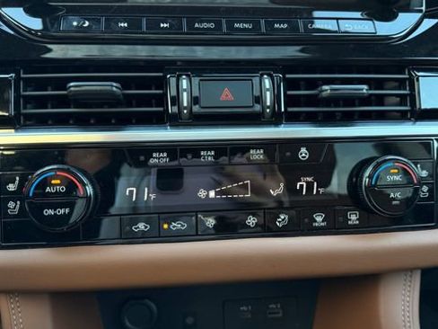 Used 2023 Nissan Pathfinder Platinum image 21