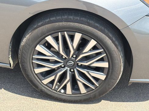 Used 2025 Nissan Altima 2.5 SV FWD image 12