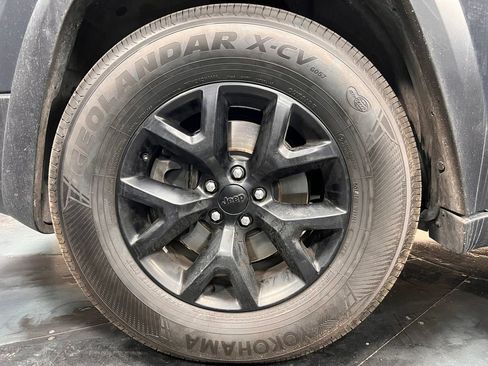 Used 2016 Jeep Cherokee Trailhawk w/ Cold Weather Group image 28