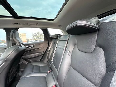 Used 2021 Volvo XC60 T5 Momentum w/ Premium Package AWD/4WD image 16