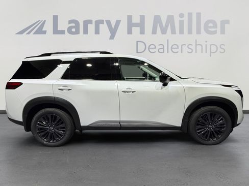 New 2026 Nissan Pathfinder SL w/ SL Premium Package (P04) FWD image 6