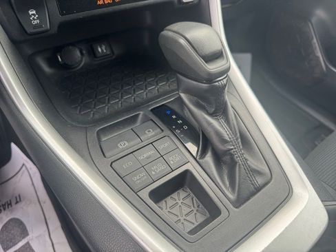 Used 2019 Toyota RAV4 LE AWD/4WD image 14