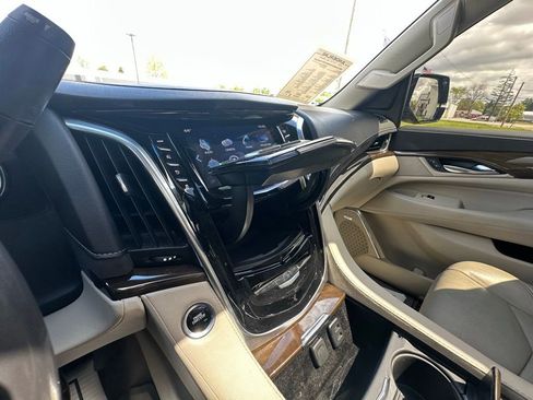 Used 2019 Cadillac Escalade ESV Premium Luxury AWD/4WD image 28