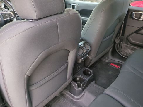 Used 2018 Jeep Wrangler Unlimited Sahara AWD/4WD image 18