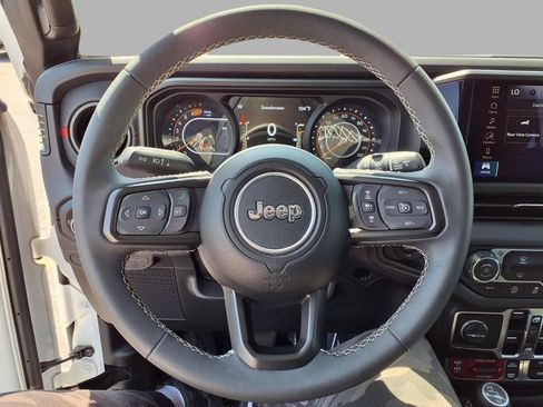 Used 2025 Jeep Wrangler Unlimited Rubicon AWD/4WD image 16