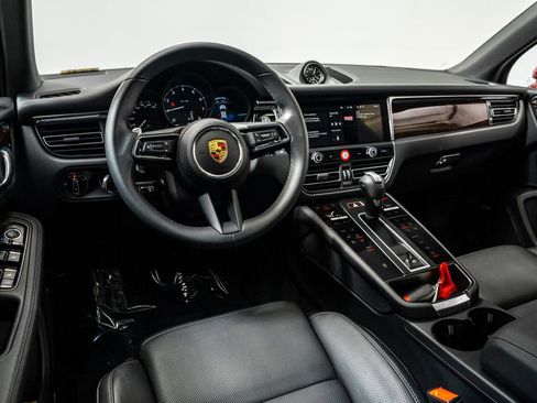 Used 2025 Porsche Macan image 4