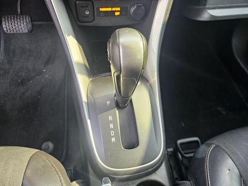 Used 2021 Chevrolet Trax LT w/ LT Convenience Package FWD image 18