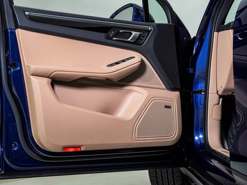 Certified 2025 Porsche Macan AWD/4WD image 24