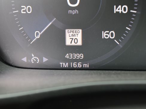Used 2020 Volvo XC40 T5 Momentum w/ Protection Package Premier AWD/4WD image 19