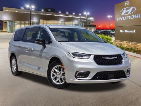 Used 2024 Chrysler Pacifica Touring-L FWD image 3