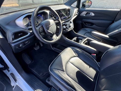 Used 2025 Chrysler Pacifica Limited FWD image 16