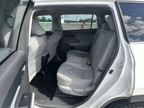 Used 2023 Toyota Highlander L FWD image 27