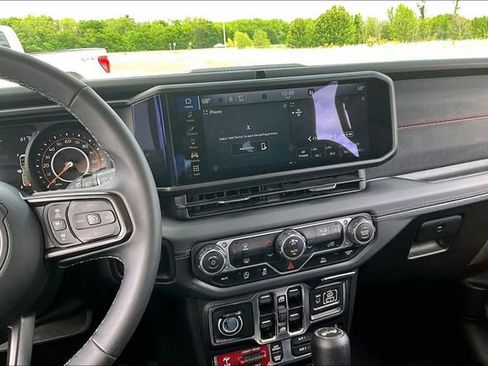 Used 2025 Jeep Wrangler Unlimited Rubicon AWD/4WD image 9