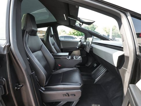 Used 2025 Tesla Cybertruck AWD Crew Cab image 41